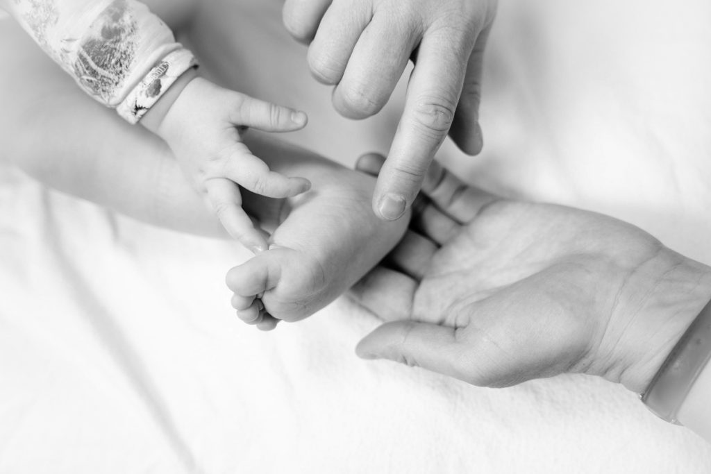 Behandling direkte på barnets fødder - Klinik Zone for Sundhed - Køge